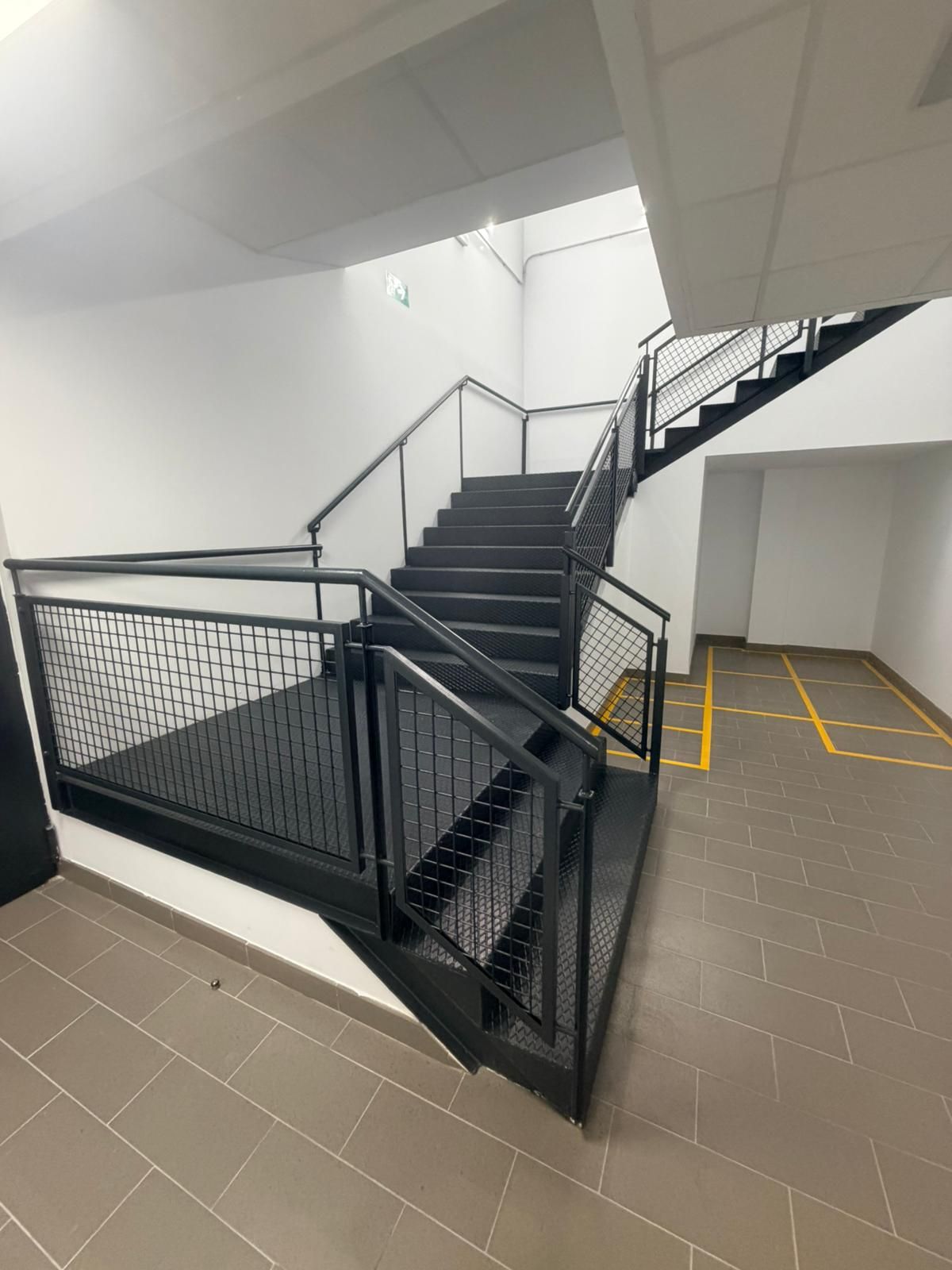 Escalera y barandilla metálica industrial