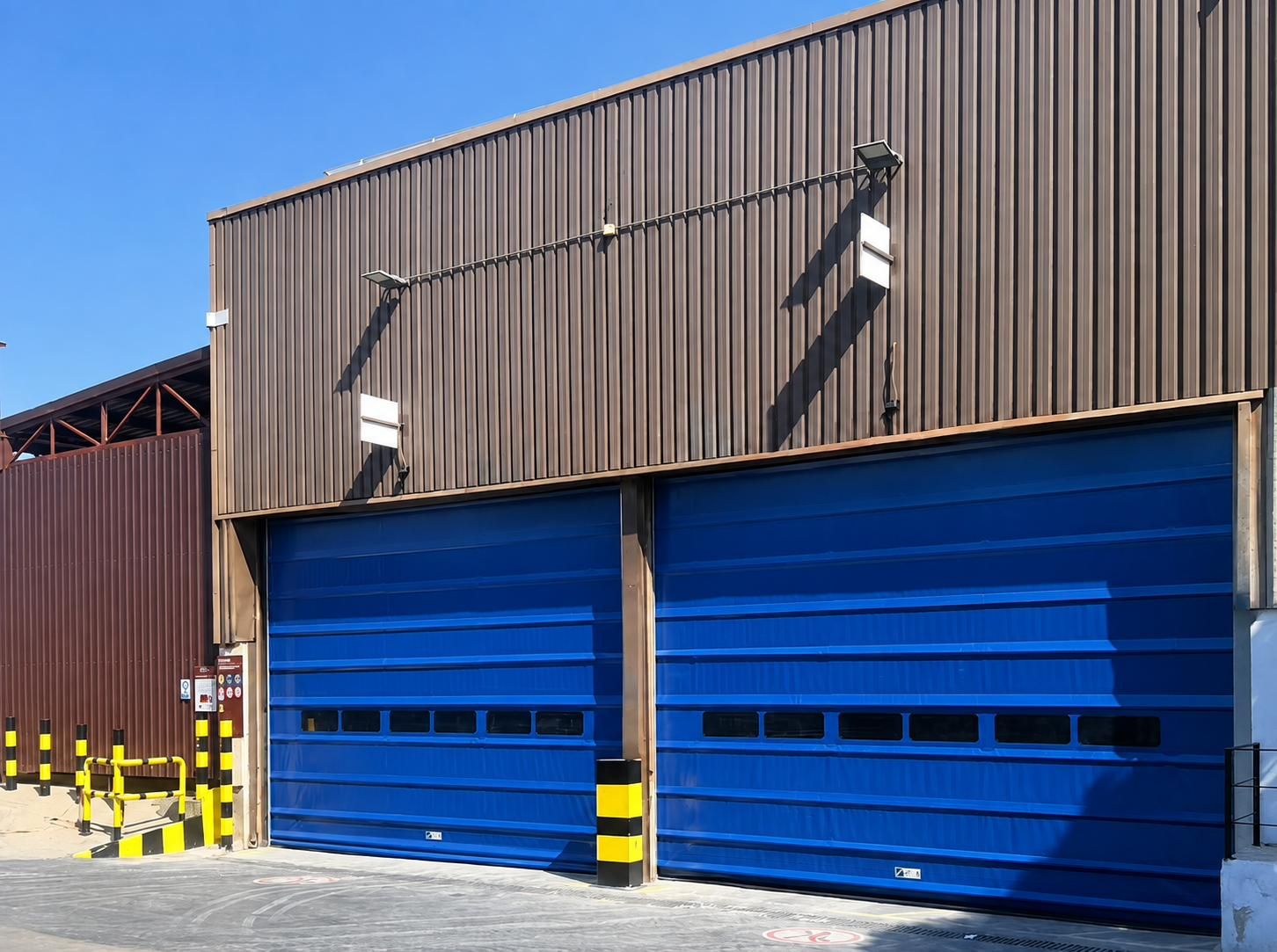 Nave industrial con puertas rápidas