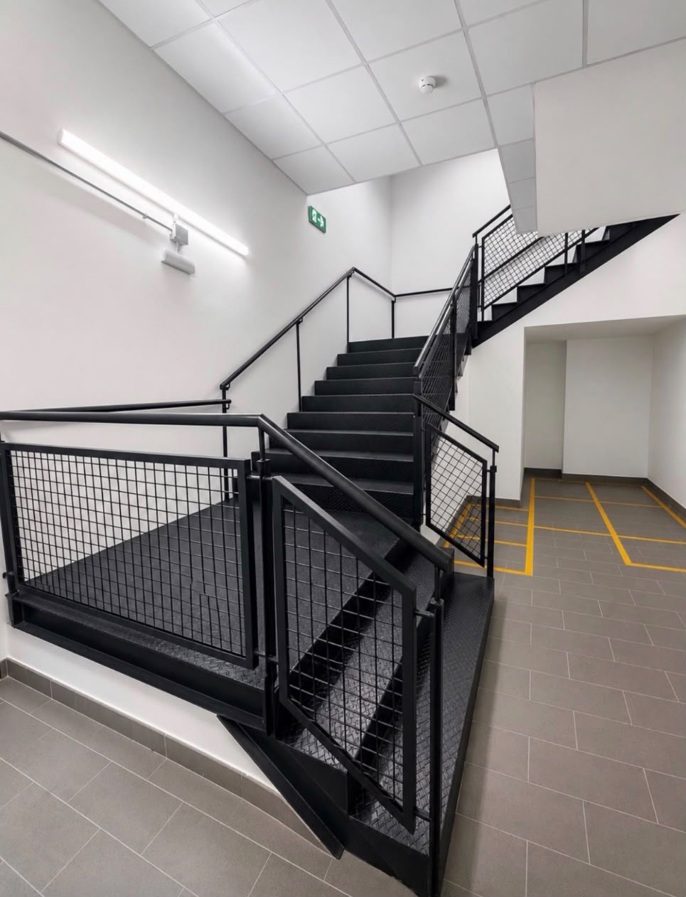 Vista general de la escalera metálica del proyecto ALDI
