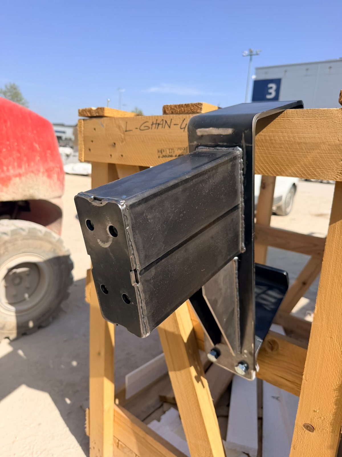 Detalle de soporte metálico fabricado para el proyecto