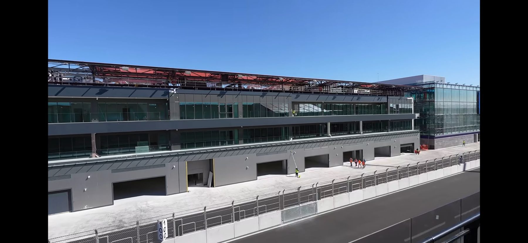 Fachada de boxes del circuito Madring con trabajos metálicos