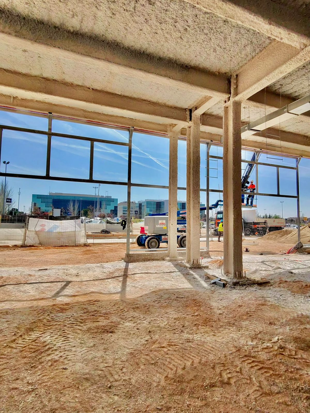 Estructura interior en fase de obra para cerramiento metálico