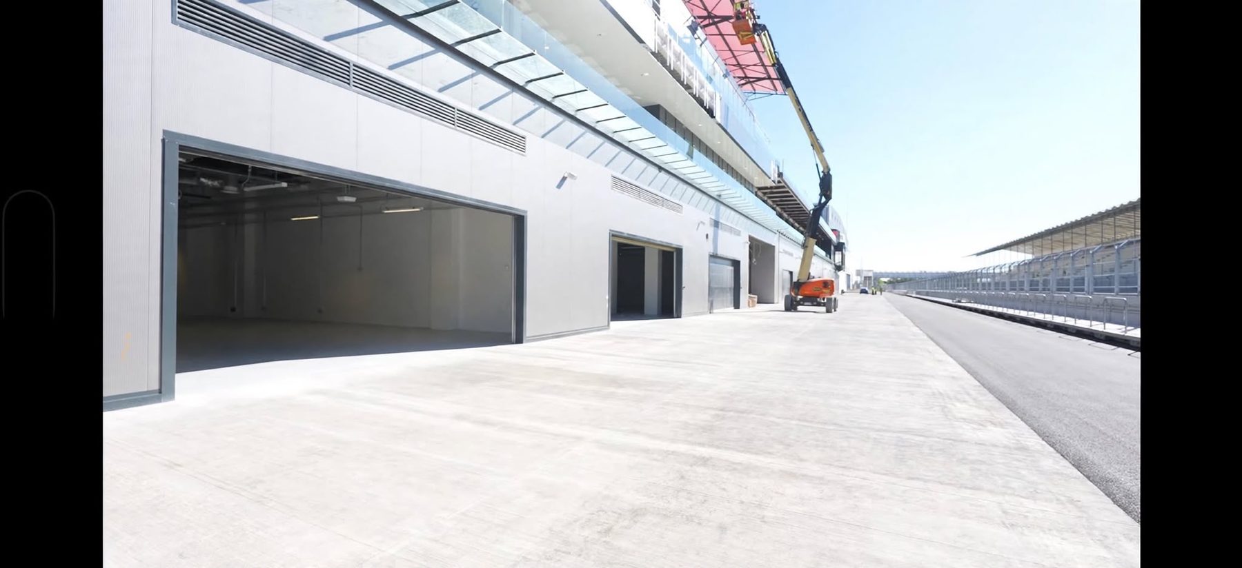 Fachada de boxes en la zona de pitlane