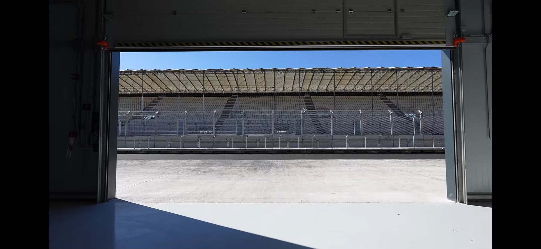 Estructuras y puerta seccional vistas desde el interior de un box del circuito