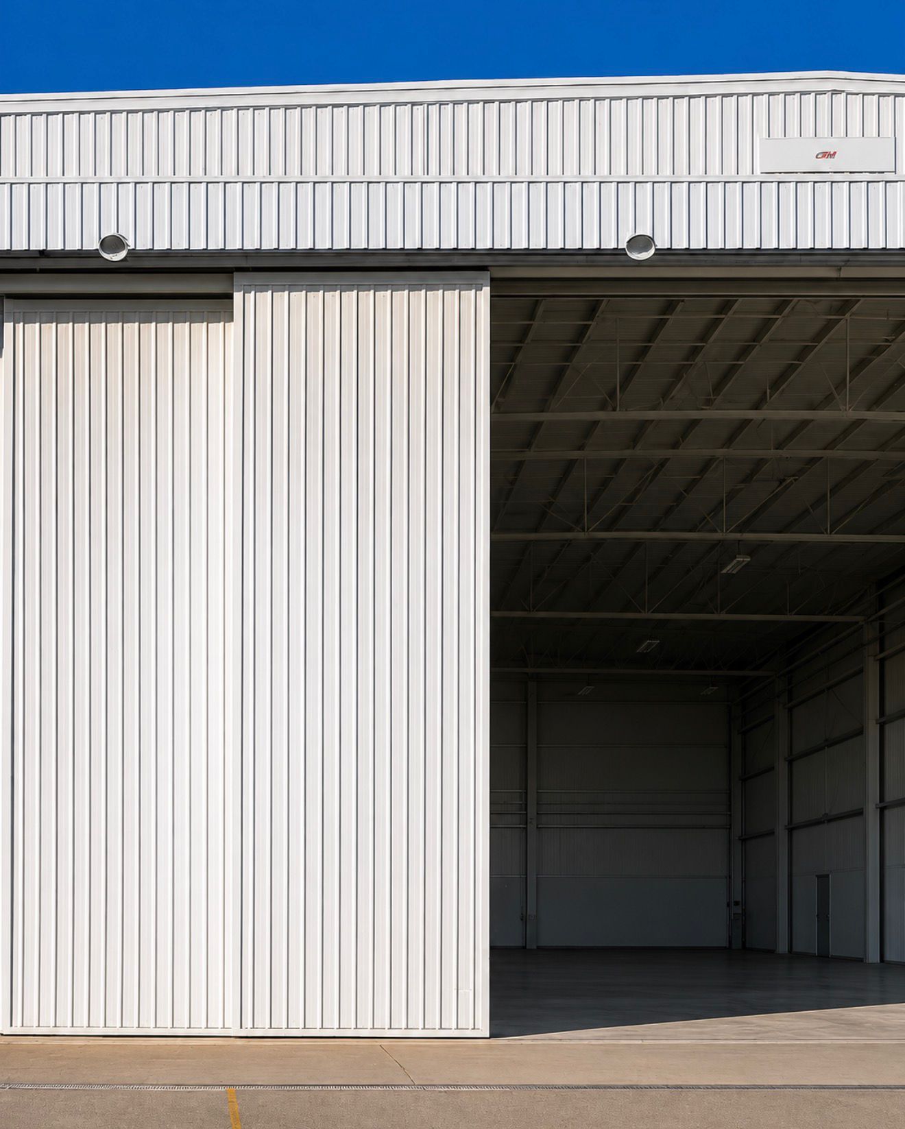 Puerta corredera de gran formato para hangar