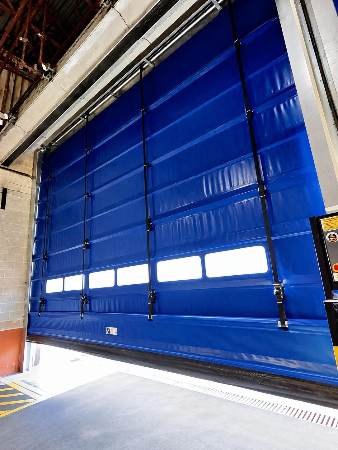 Puerta rápida industrial instalada por Ceplime